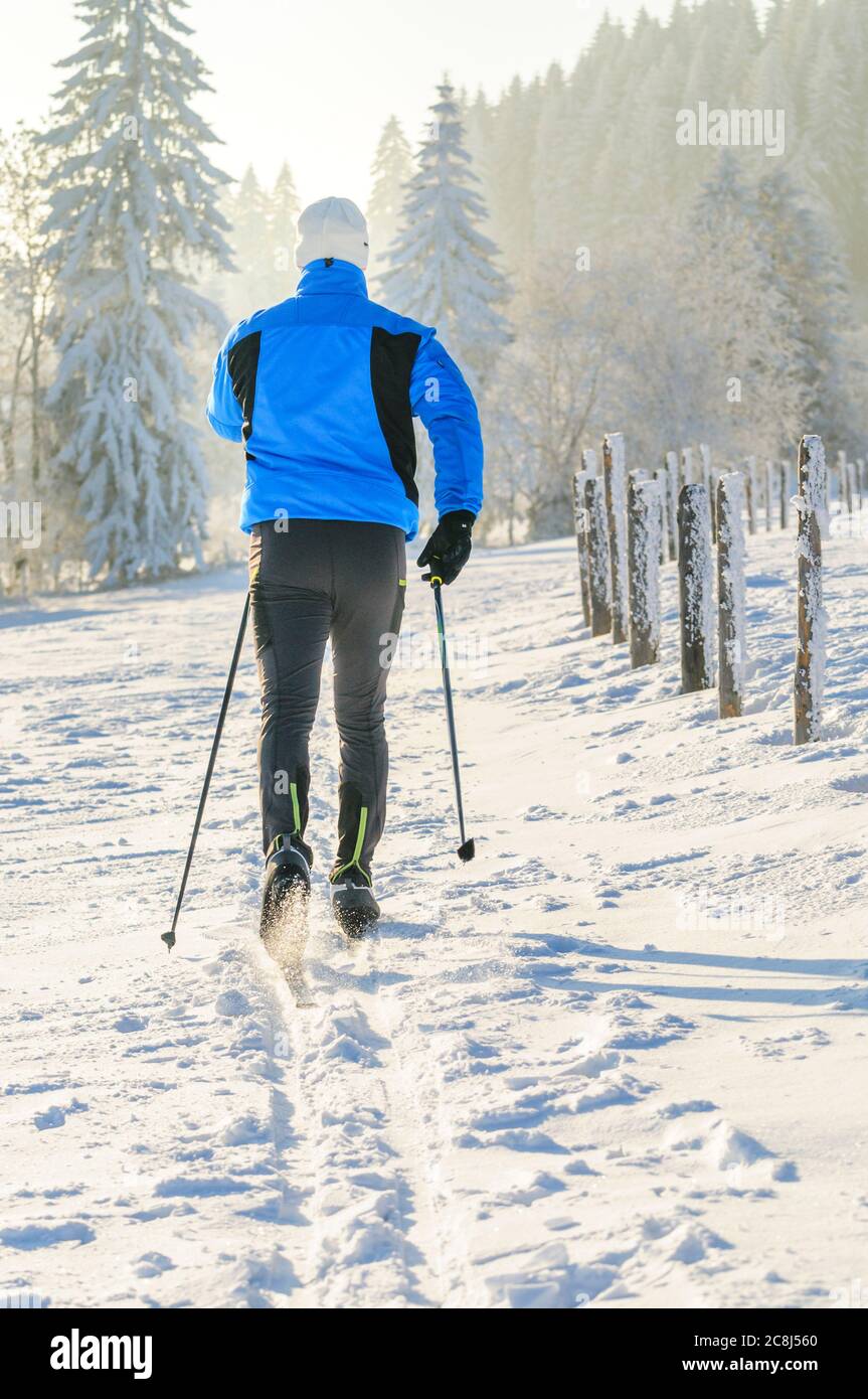 Entspannte Tour auf cc-Ski im klassischen Stil in winterlicher Natur Stockfoto