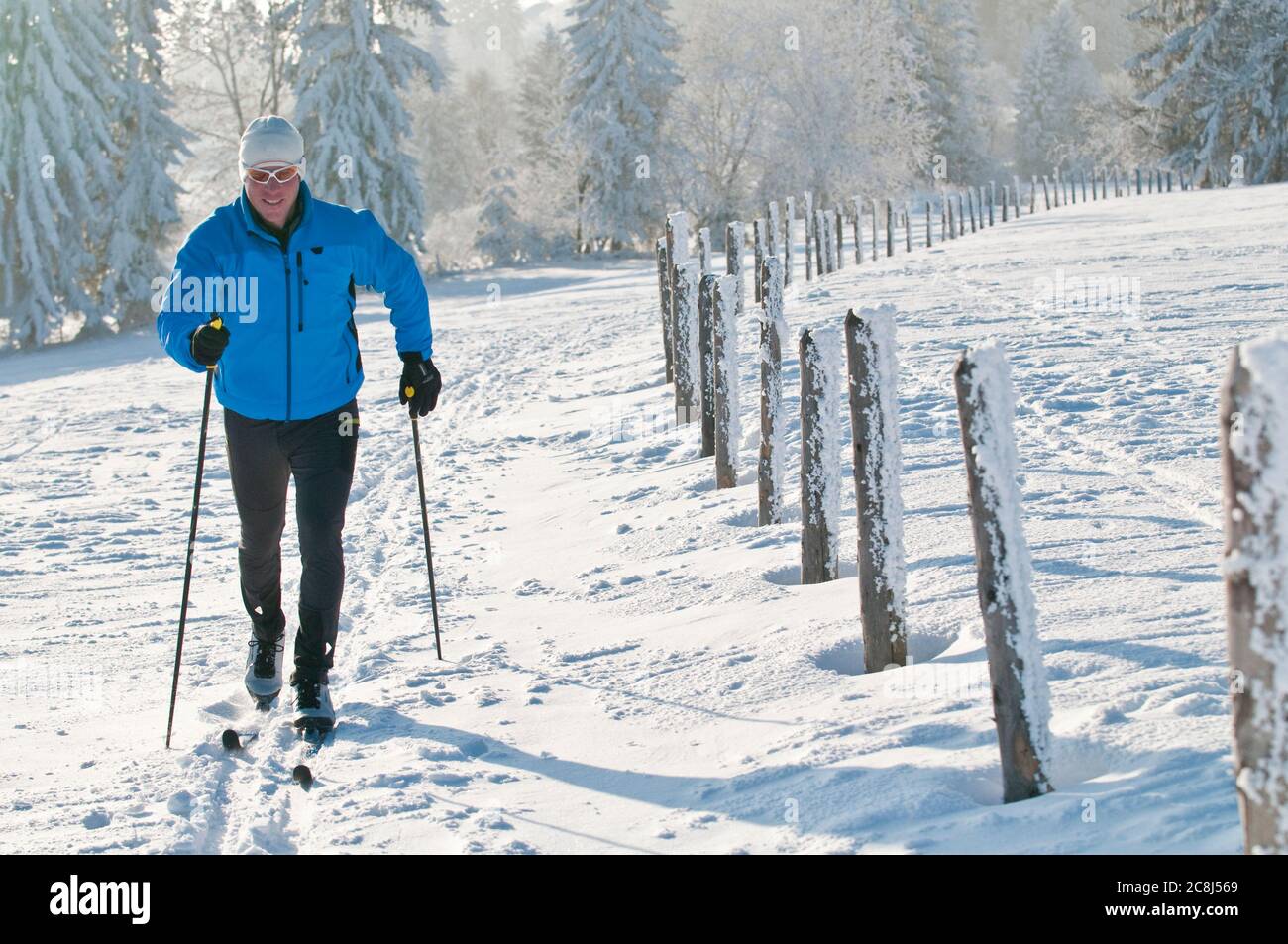 Entspannte Tour auf cc-Ski im klassischen Stil in winterlicher Natur Stockfoto