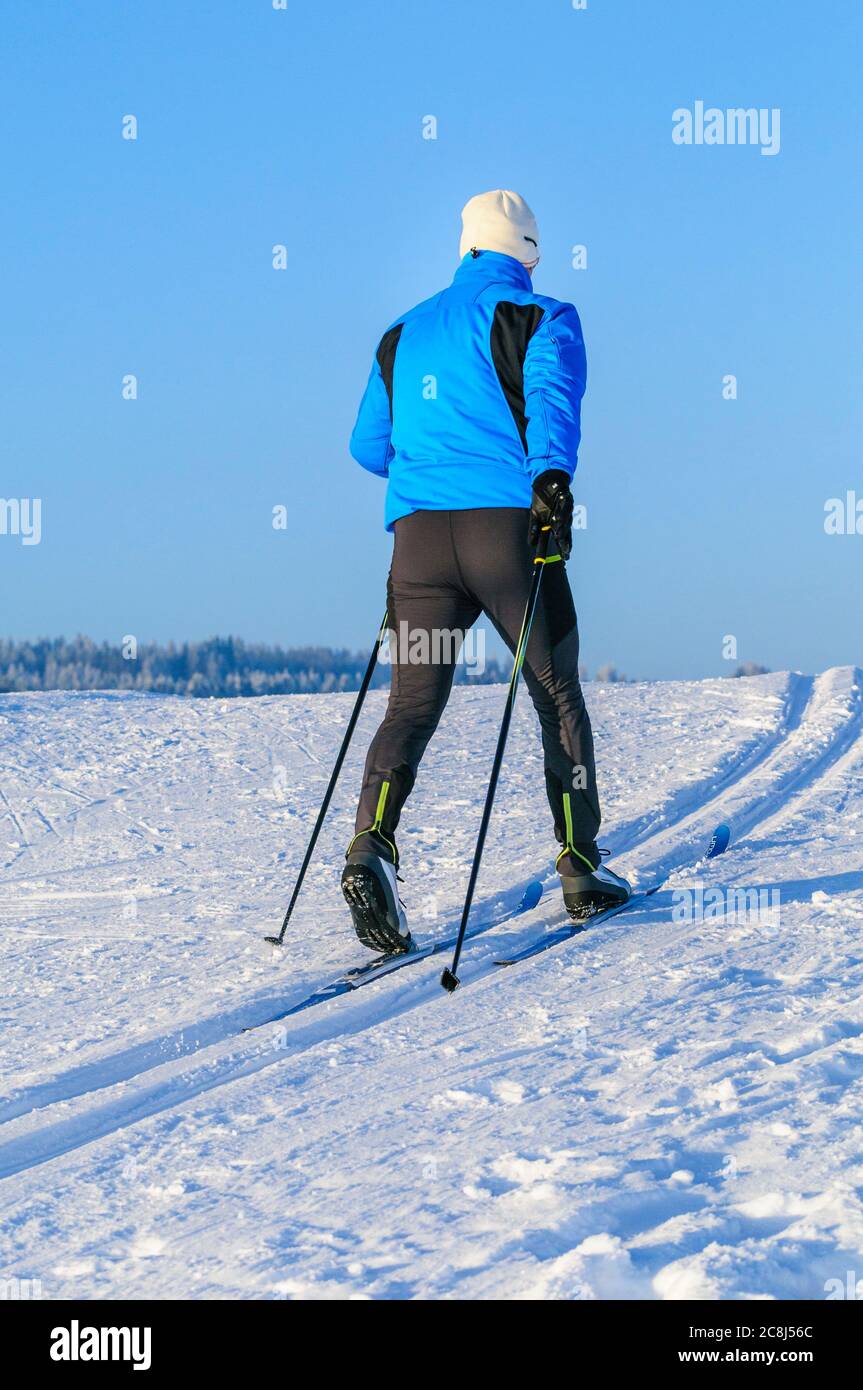 Entspannte Tour auf cc-Ski im klassischen Stil in winterlicher Natur Stockfoto
