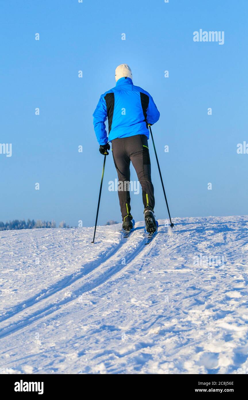 Entspannte Tour auf cc-Ski im klassischen Stil in winterlicher Natur Stockfoto
