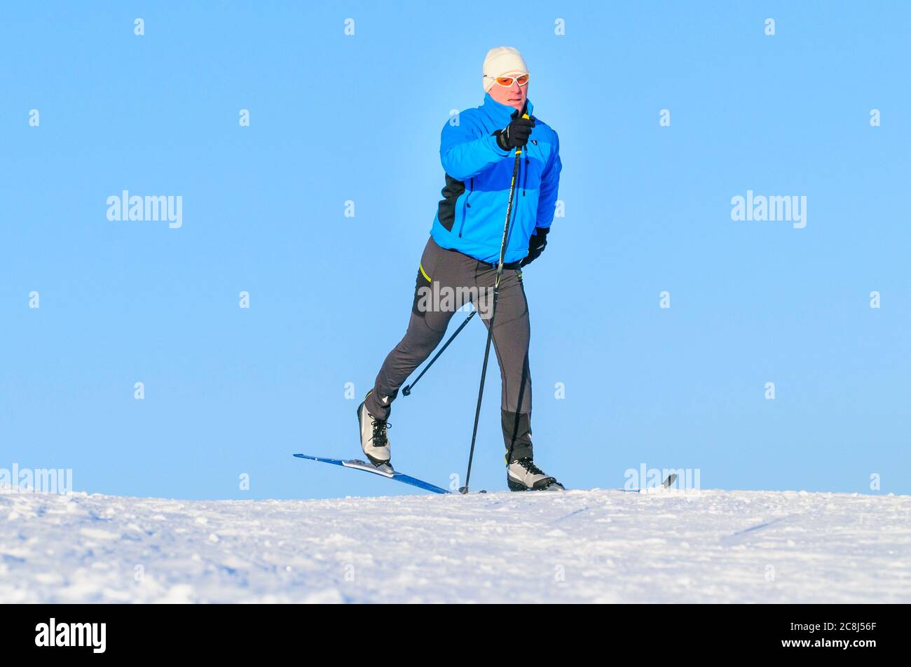 Entspannte Tour auf cc-Ski im klassischen Stil in winterlicher Natur Stockfoto