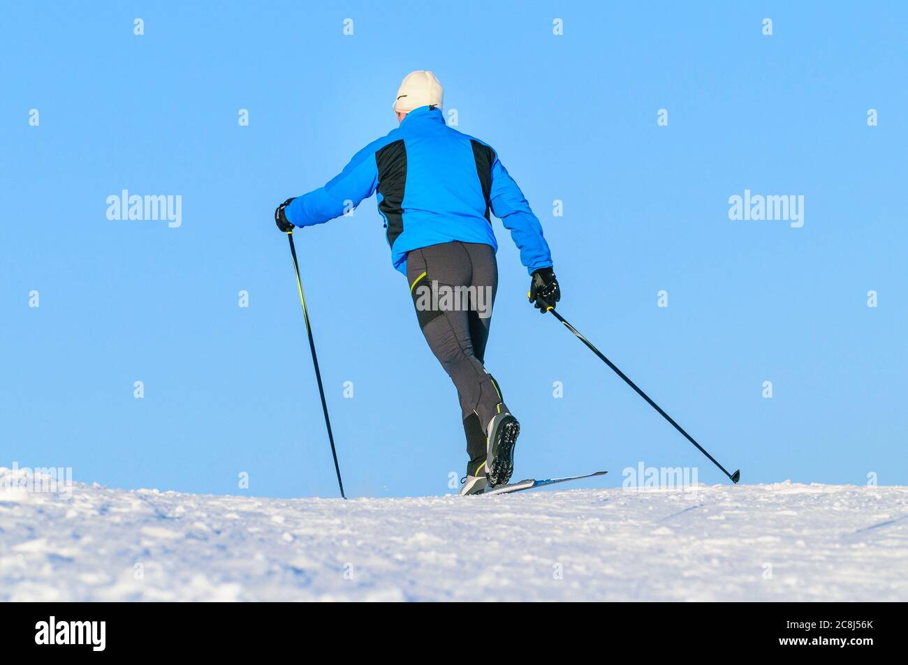 Entspannte Tour auf cc-Ski im klassischen Stil in winterlicher Natur Stockfoto