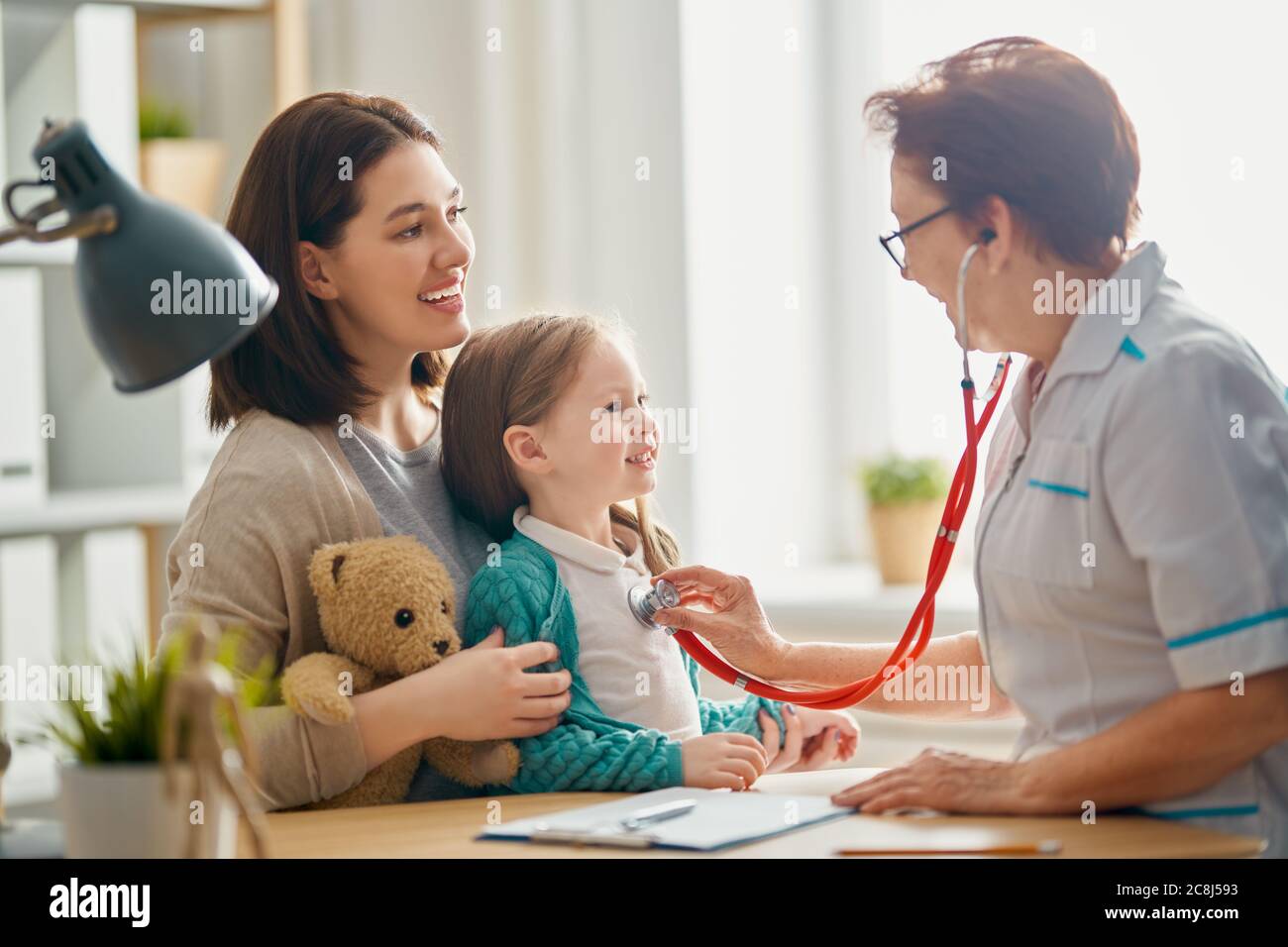 Kind Mädchen und ihre Mutter bei einem Arzttermin Stockfoto