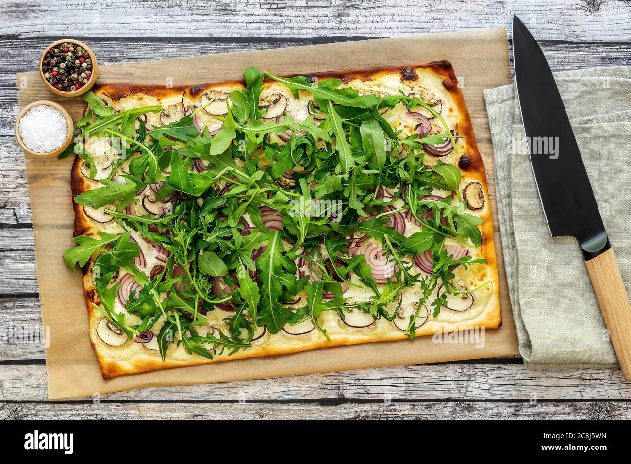 Frisch gebackene Flammkuchen – traditionelle deutsche Pizza oder französische Flammkuchen nach vegetarischer Rezeptur Stockfoto