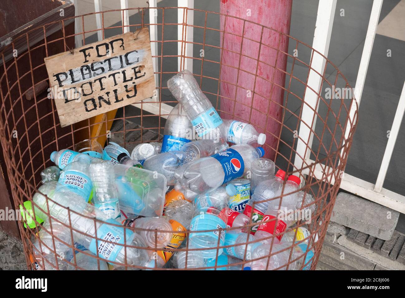 Ein Mülltonne für die Sammlung leerer Plastikflaschen in Cebu City, Philippinen Stockfoto