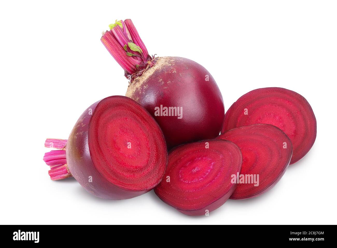 Rote Bete mit Halb- und Scheibe isoliert auf weißem Hintergrund mit Beschneidungspfad und voller Schärfentiefe Stockfoto