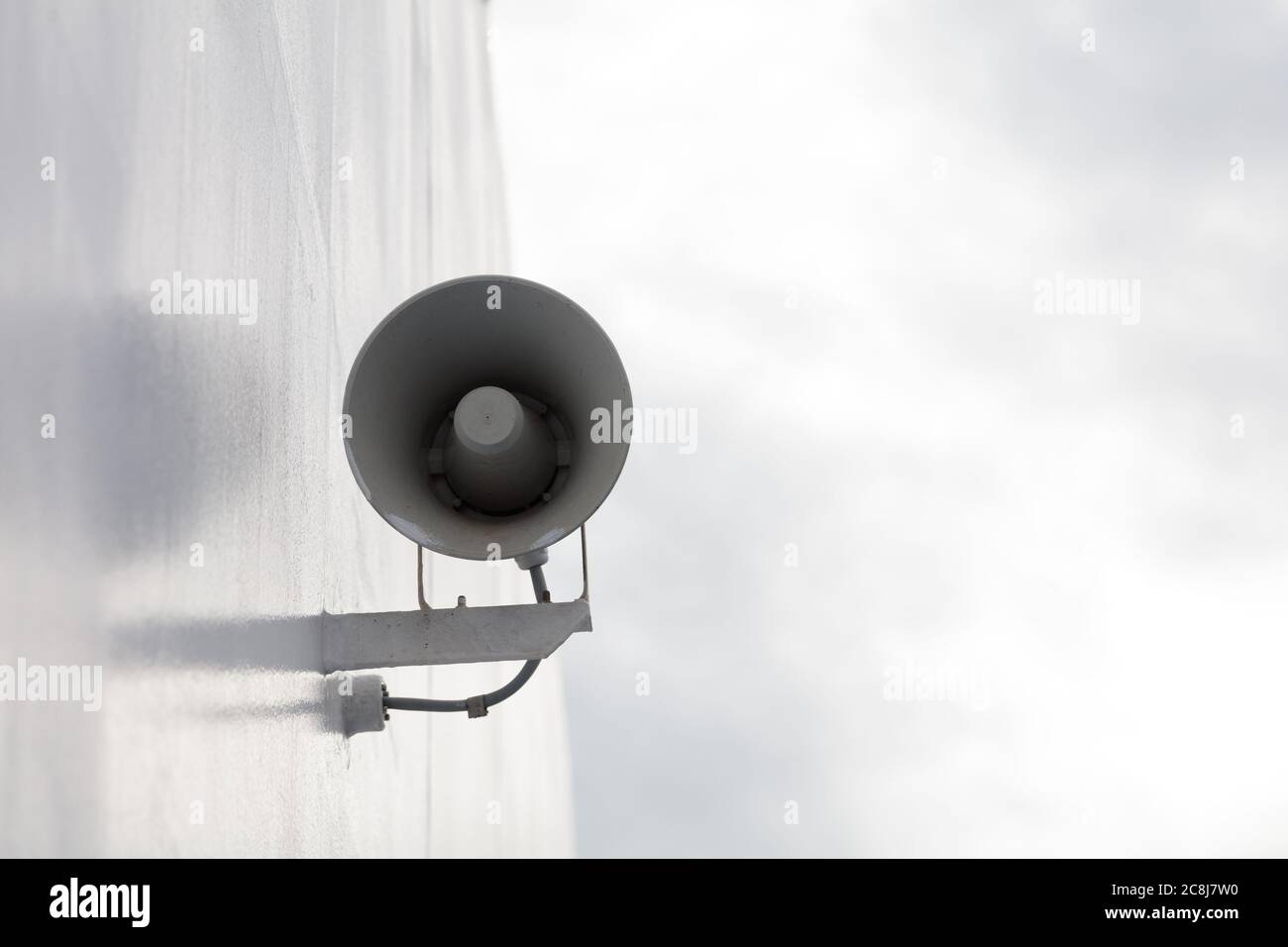 Weißes Megaphon, lauter Lautsprecher in Nahaufnahme. An der Wand hängen.  Hochwertige Fotos Stockfotografie - Alamy