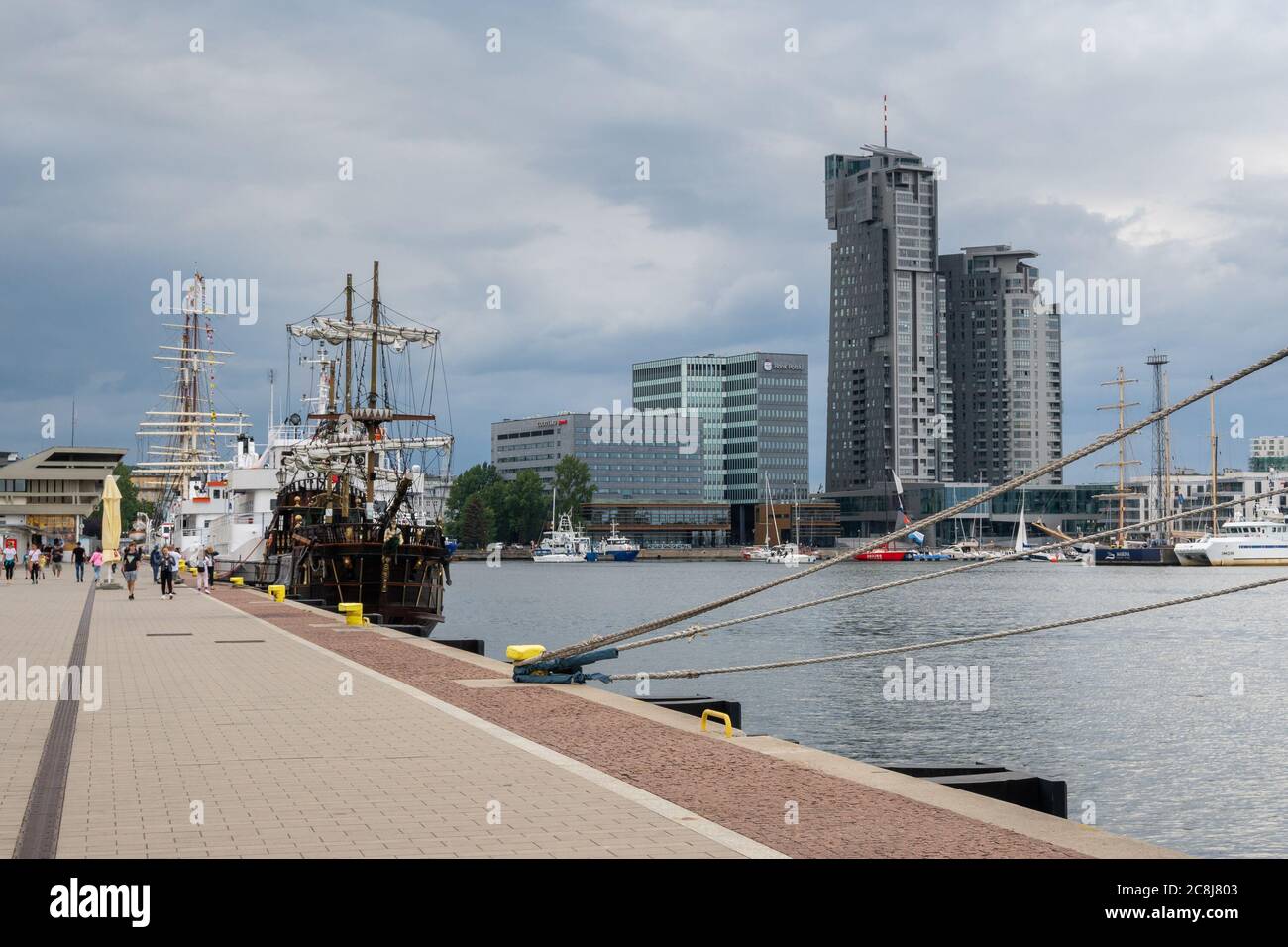 Gdynia, Polen - 30. Juni 2020: Strandpromenade mit Blick auf die Sea Towers Wolkenkratzer in Gdynia Stockfoto
