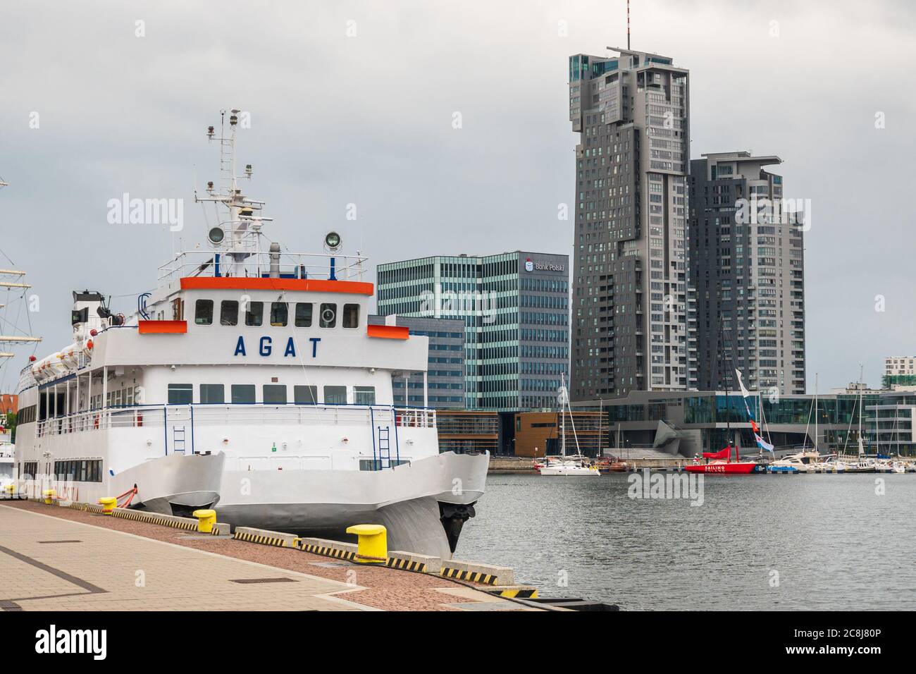 Gdynia, Polen - 30. Juni 2020: Passagier-Katamaran am Kai im Hafen von Gdynia Stockfoto