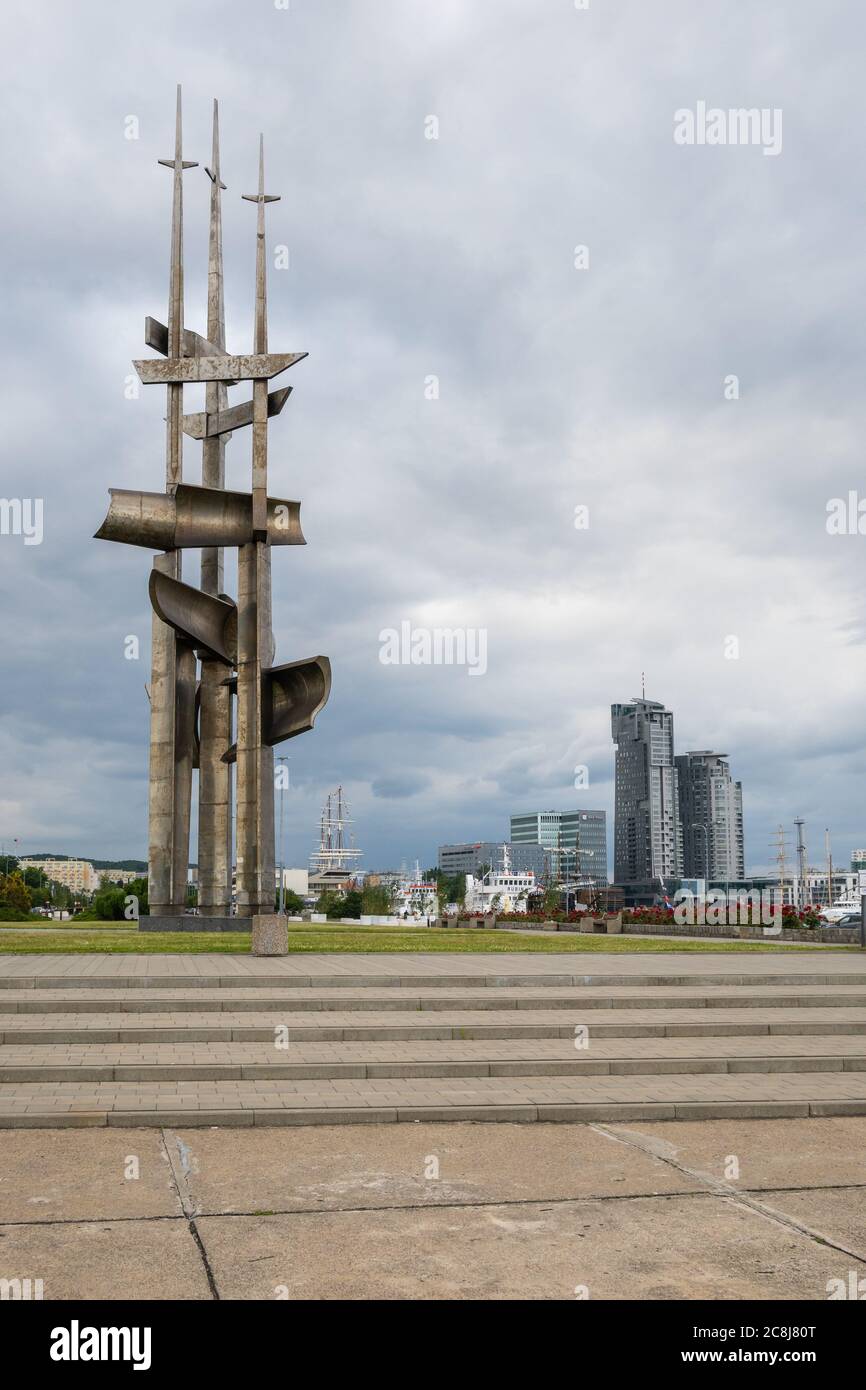 Gdynia, Polen - 30. Juni 2020: Segel-Denkmal an der Küstenpromenade in Gdynia. Stockfoto