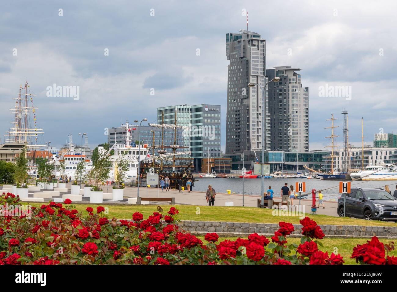 Gdynia, Polen - 30. Juni 2020: Gdynia, Polen - 30. Juni 2020: Strandpromenade mit Blick auf die Sea Towers Wolkenkratzer in Gdynia Stockfoto