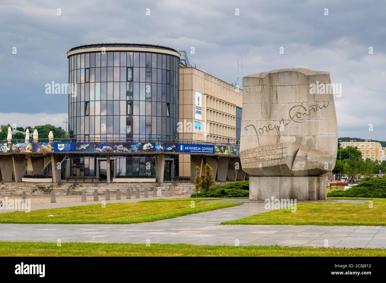 Gdynia, Polen - 30. Juni 2020: Bau des Gdynia Aquariums und des Denkmals von Joseph Conrad in Gdynia Stockfoto