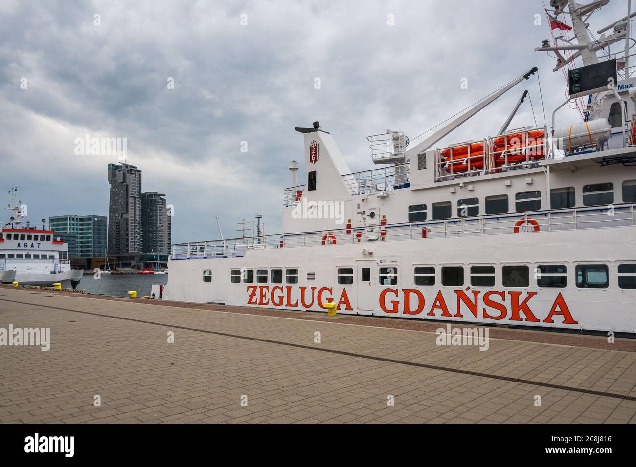 Gdynia, Polen - 30. Juni 2020: Passagier-Katamaran am Kai im Hafen von Gdynia Stockfoto
