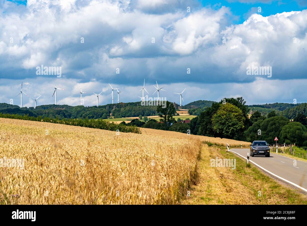 Windturbinen über dem Dorf Gembeck, Kreis, der Gemeinde Twistetal im nordhessischen Bezirk Waldeck-Frankenberg, Hessen, G Stockfoto