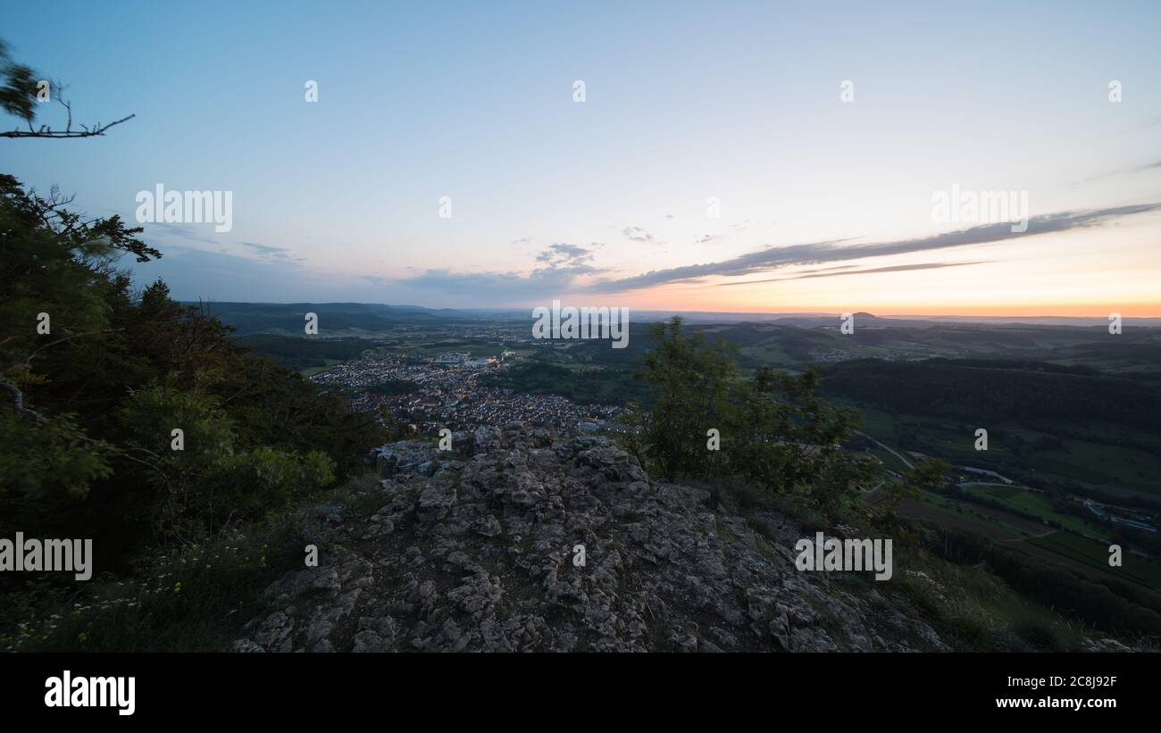 Landschaft nach Sonnenuntergang auf der schwäbischen alb in Deutschland, Blick vom Aussichtspunkt Messelstein bei göppingen. Stockfoto