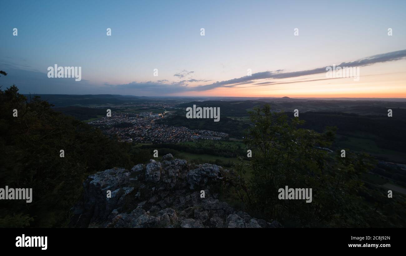 Landschaft nach Sonnenuntergang auf der schwäbischen alb in Deutschland, Blick vom Aussichtspunkt Messelstein bei göppingen. Stockfoto