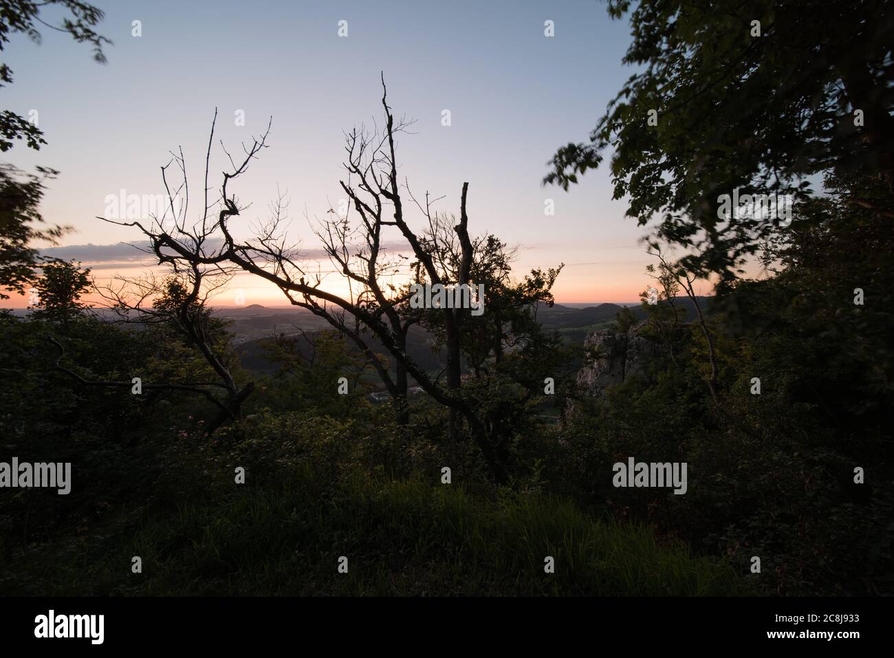 Landschaft nach Sonnenuntergang auf der schwäbischen alb in Deutschland, Blick vom Aussichtspunkt Messelstein bei göppingen. Stockfoto
