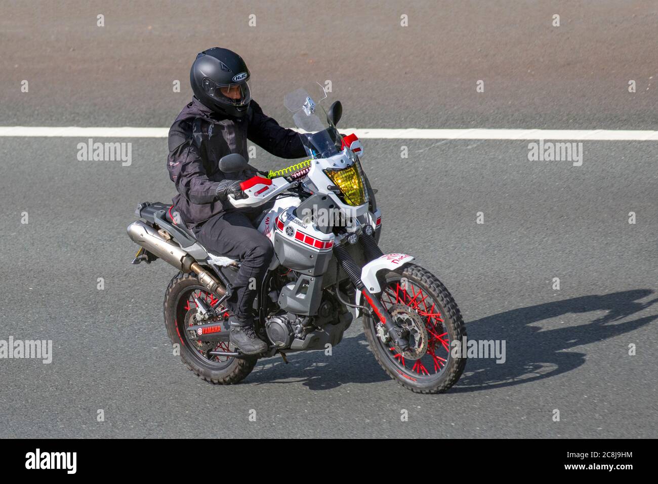 Yamaha XT660 Touratech Motorradfahrer; Zweirad Transport, Motorräder, Fahrzeug, Straßen, Motorräder, Motorrad Fahrer motoring in Chorley, UK Stockfoto