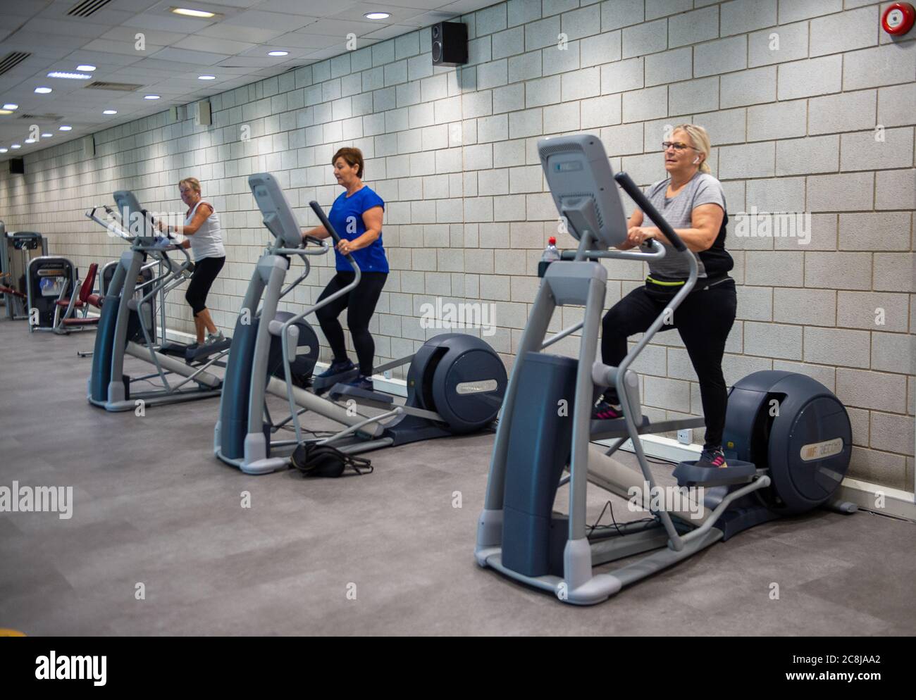 Windsor, Berkshire, Großbritannien. Juli 2020. Die Mitglieder waren sehr glücklich, wieder an den sozial distanzierten Cross Trainern im Windsor Leisure Centre zu arbeiten, da es heute Morgen zum ersten Mal seit der Coronavirus Covid-19 Sperre wieder eröffnet wurde. Quelle: Maureen McLean/Alamy Live News Stockfoto