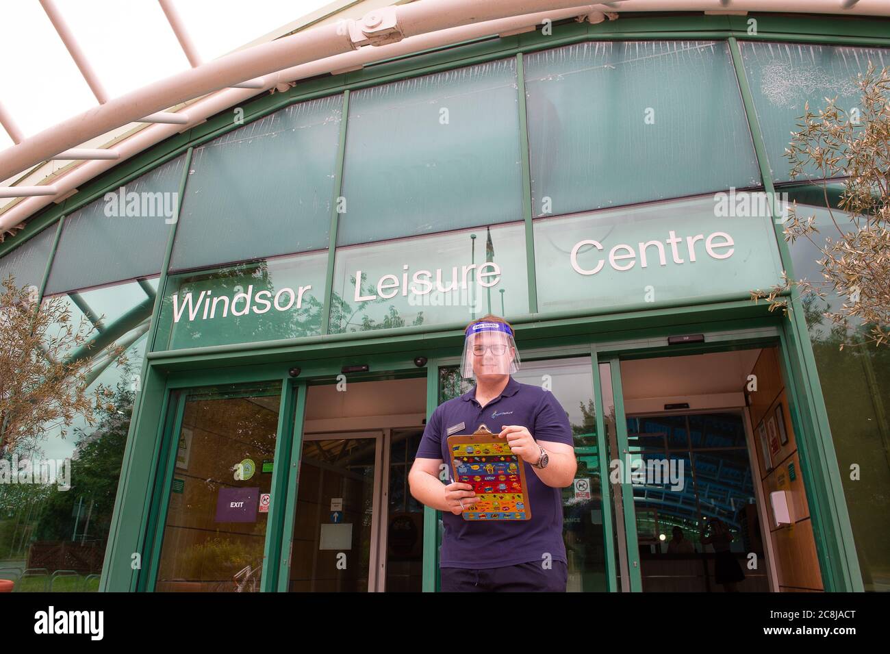 Windsor, Berkshire, Großbritannien. Juli 2020. Das Personal überprüft die Vorbestellungen und begrüßt die Mitglieder des Windsor Leisure Centre, da es heute Morgen zum ersten Mal seit der Coronavirus Covid-19 Sperre wieder eröffnet wurde. Quelle: Maureen McLean/Alamy Live News Stockfoto