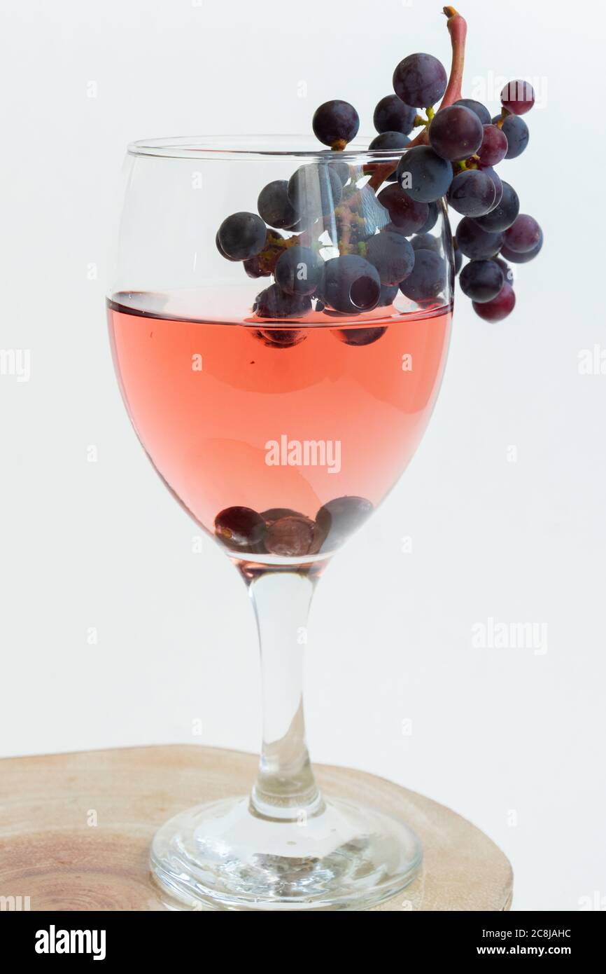 Isolierte Trauben und Wein. Alkoholisches Getränk Produkt, Platz für Text Stockfoto