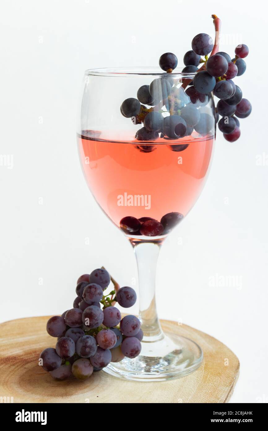 Isolierte Trauben und Wein. Alkoholisches Getränk Produkt, Platz für Text Stockfoto