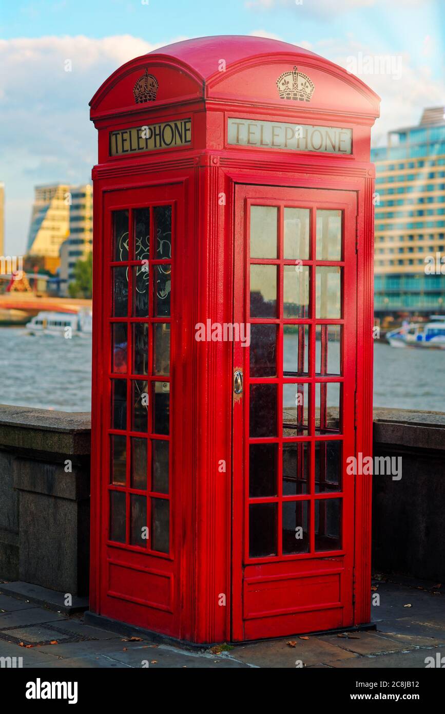 London - eine rote Telefonzelle. Stockfoto