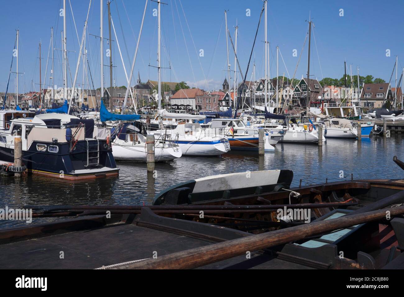 Hafen des kleinen Fischerortes Urk Westhafen mit Angel- und Segelbooten und Leuchtturm. Zentrum ehemalige Insel Urk neben dem IJsselmeer Stockfoto