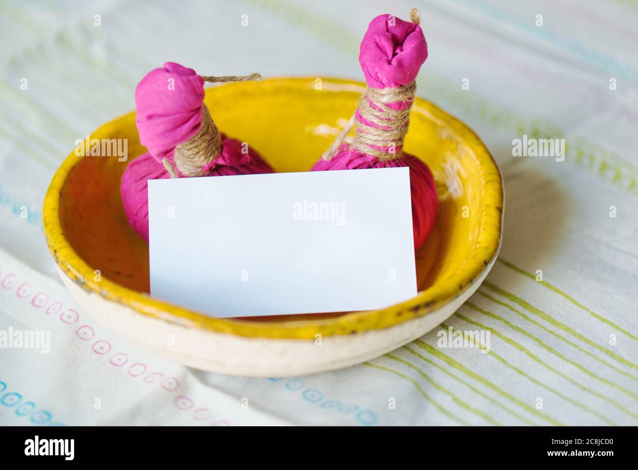 Ayurveda Massage Pulver Pads - Kizhi in einer Schüssel mit Visitenkarte (Copyspace). Körperpflege und Massage-Behandlung. Stockfoto