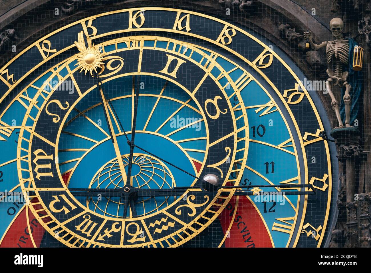 Prager Astronomische Uhr Prazsky Orloj Zifferblatt Detail auf dem Alten Rathaus mit einem Skelett, das den Tod darstellt Stockfoto