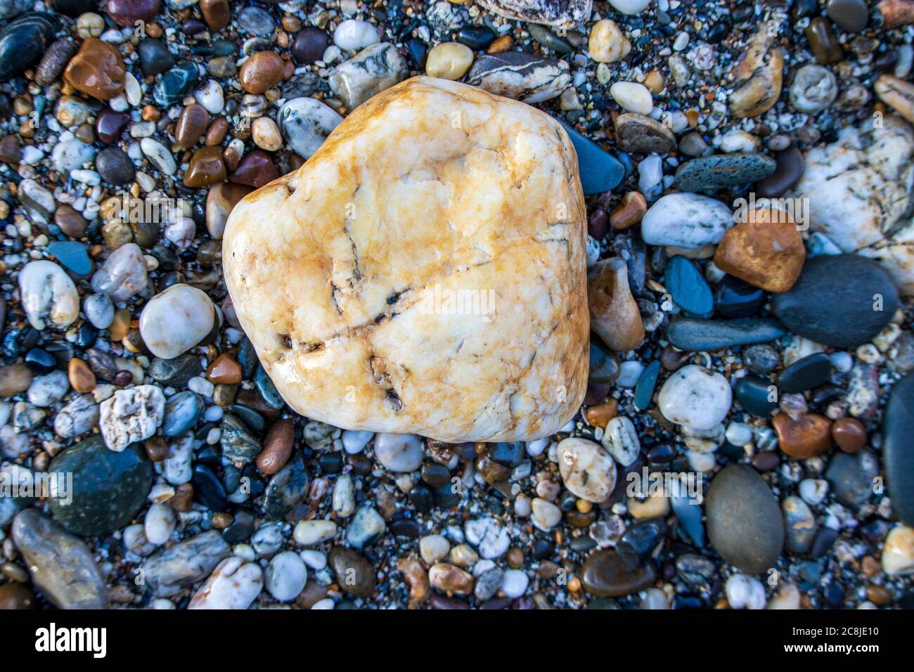 PolzeathStrandfarbene Steine an einem englischen Strand in Cornwall Stockfoto