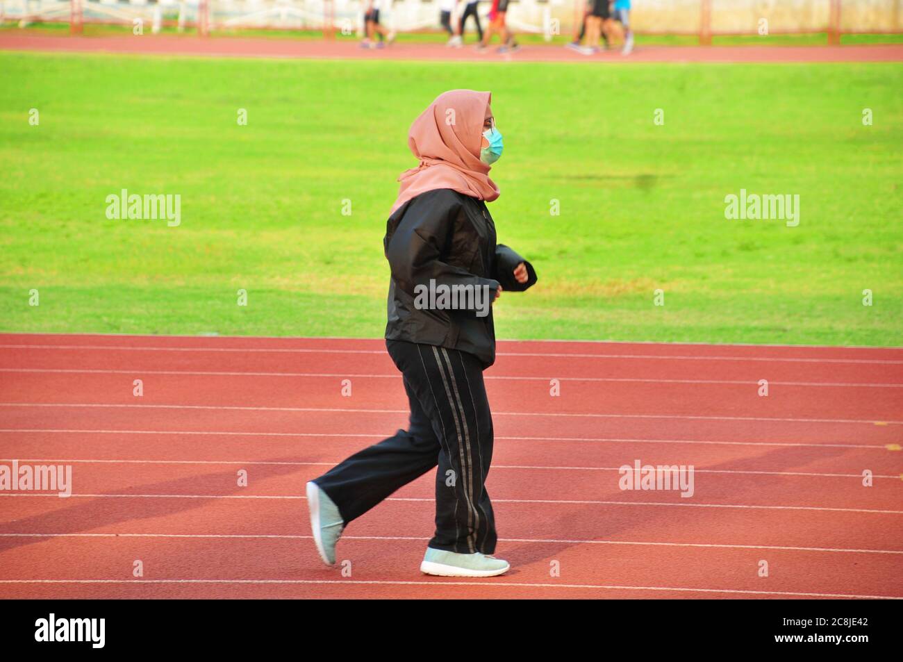 Hijab Frauen, die laufen, üben Masken Stockfoto