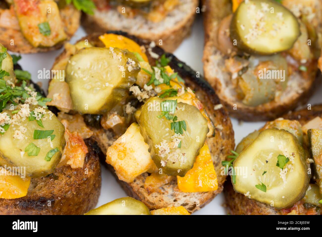 Vegane Snacks - Toasts mit Gemüse Nahaufnahme selektiver Fokus Stockfoto