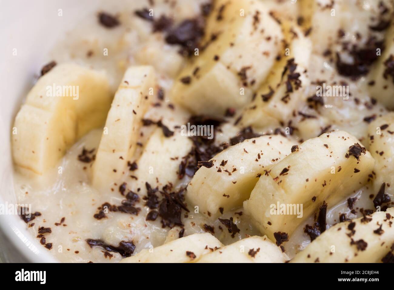 Porridge mit Banane und Chococate in Schüssel Nahaufnahme selektive Fokus Stockfoto