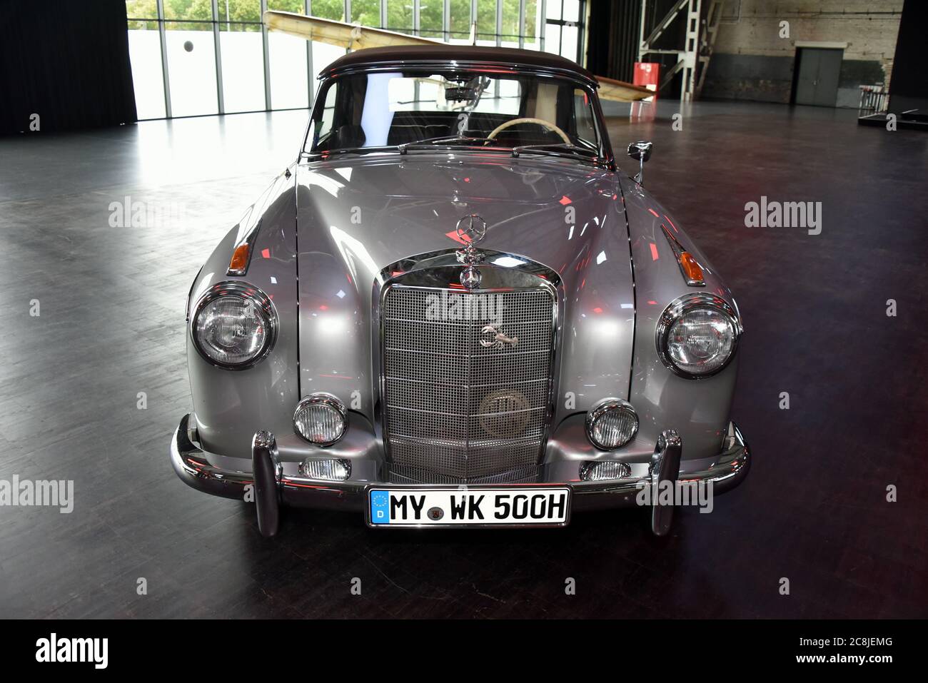 Mercedes Benz 220 Stockfotos Und Bilder Kaufen Alamy