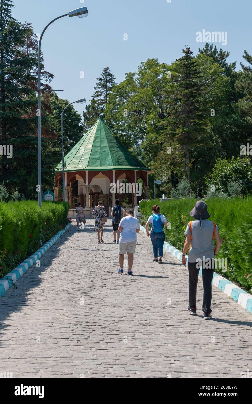 Aksehir, Konya/Türkei - 18 2020. Juli: Mausoleum von Nasreddin Hodja mit Touristen an einem sonnigen Tag. Stockfoto