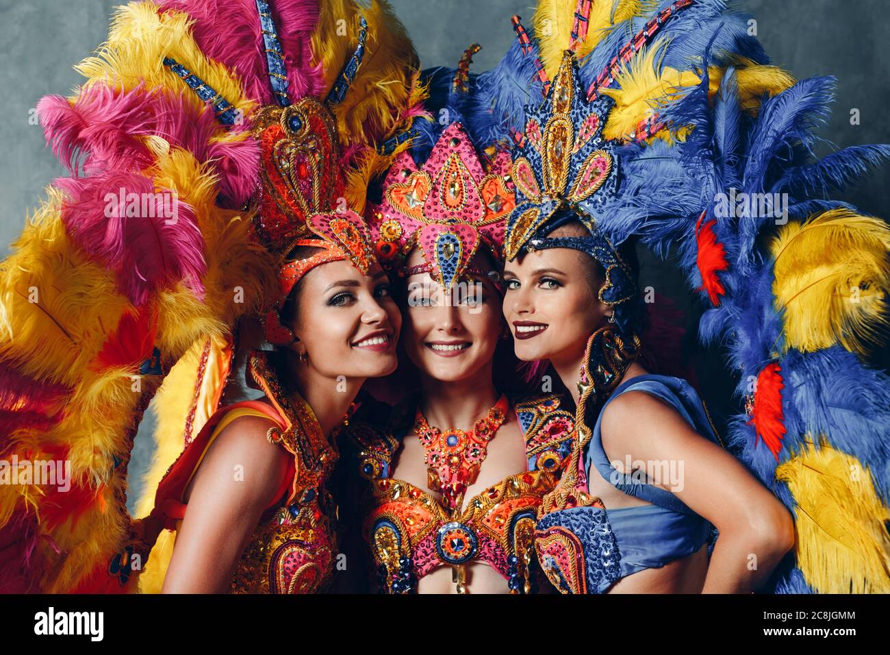 Drei Frauen lächelndes Porträt im brasilianischen Samba Karneval Kostüm mit  Bunte Federn Gefieder Stockfotografie - Alamy