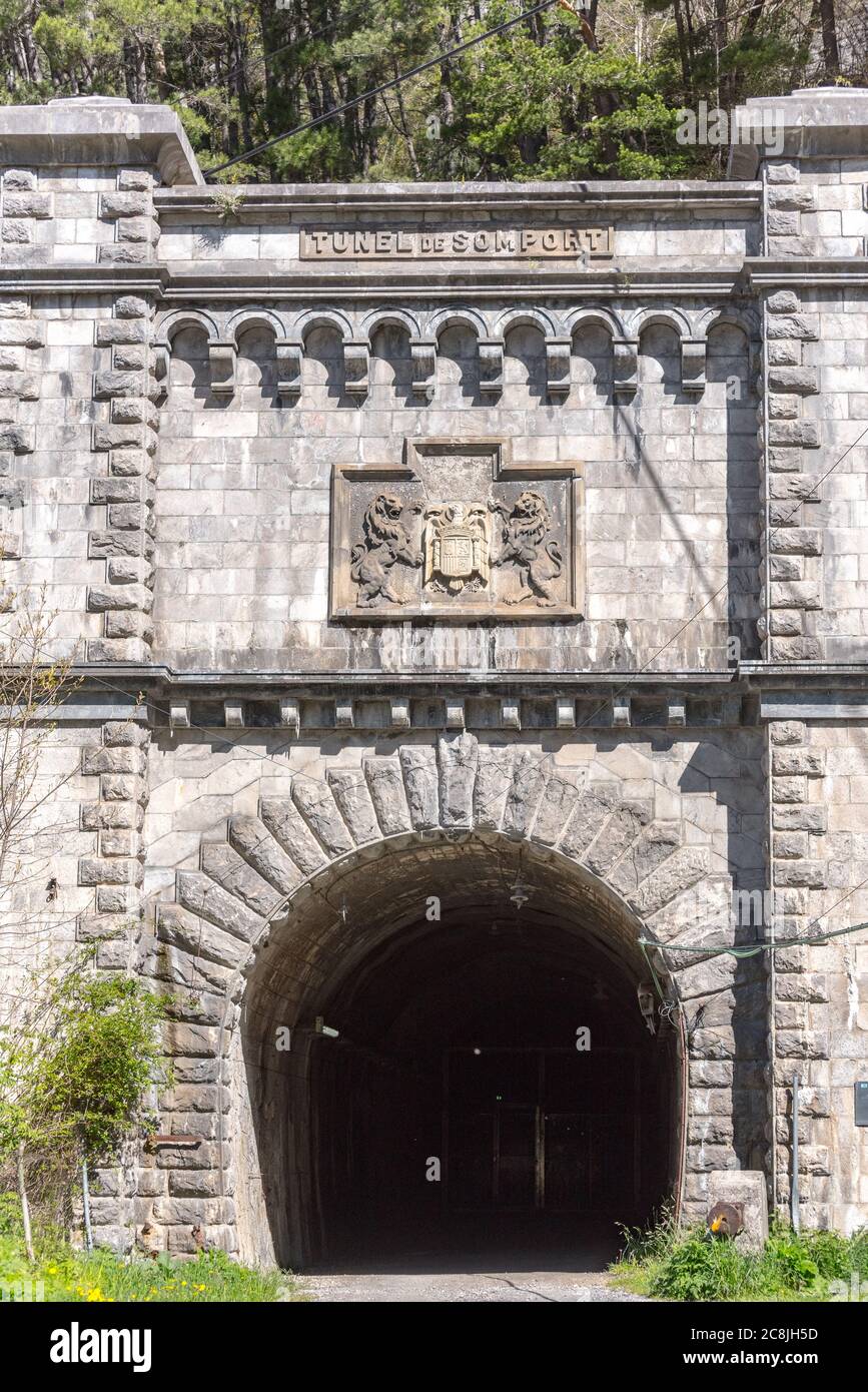 Canfranc, Spanien - 1. Mai 2019 : Tunel de Somport im verlassenen Bahnhof von Canfranc Huesca Spanien Stockfoto