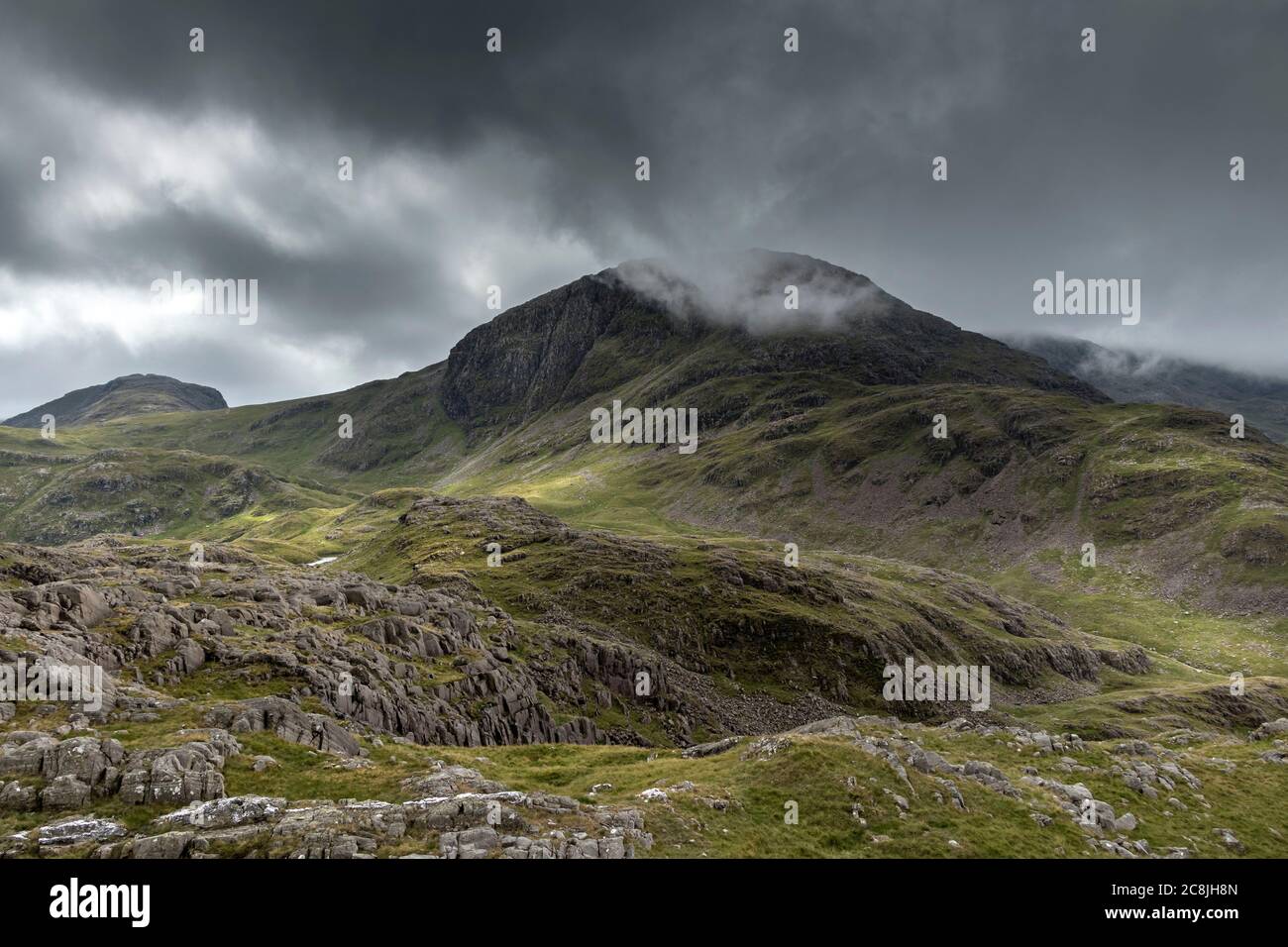 Great End und Esk Pike von Seathwaite Fell, Lake District, Cumbria, Großbritannien aus gesehen Stockfoto