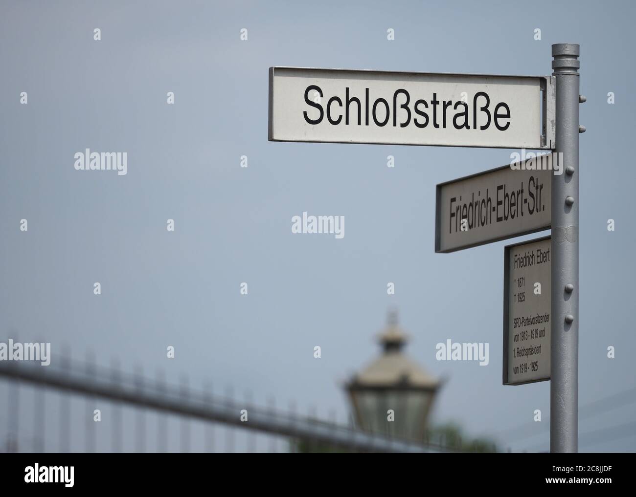 Potsdam, Deutschland. Juli 2020. Das Straßenschild der Schloßstraße in der Innenstadt vor dem Gerüst einer Baustelle. (Zur dpa-Umfrage 'Brandenburg Streets were benouned mainweicly after the Reunification' von 25.07.2020) Quelle: Soeren Sache/dpa-Zentralbild/dpa/Alamy Live News Stockfoto