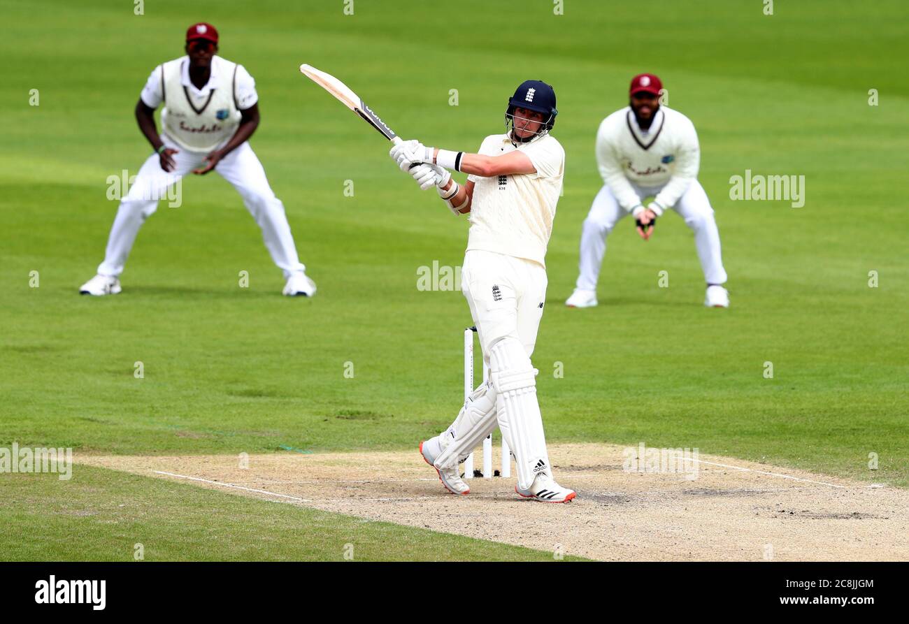 Englands Stuart Broad trifft am zweiten Tag des dritten Tests im Emirates Old Trafford, Manchester. Stockfoto