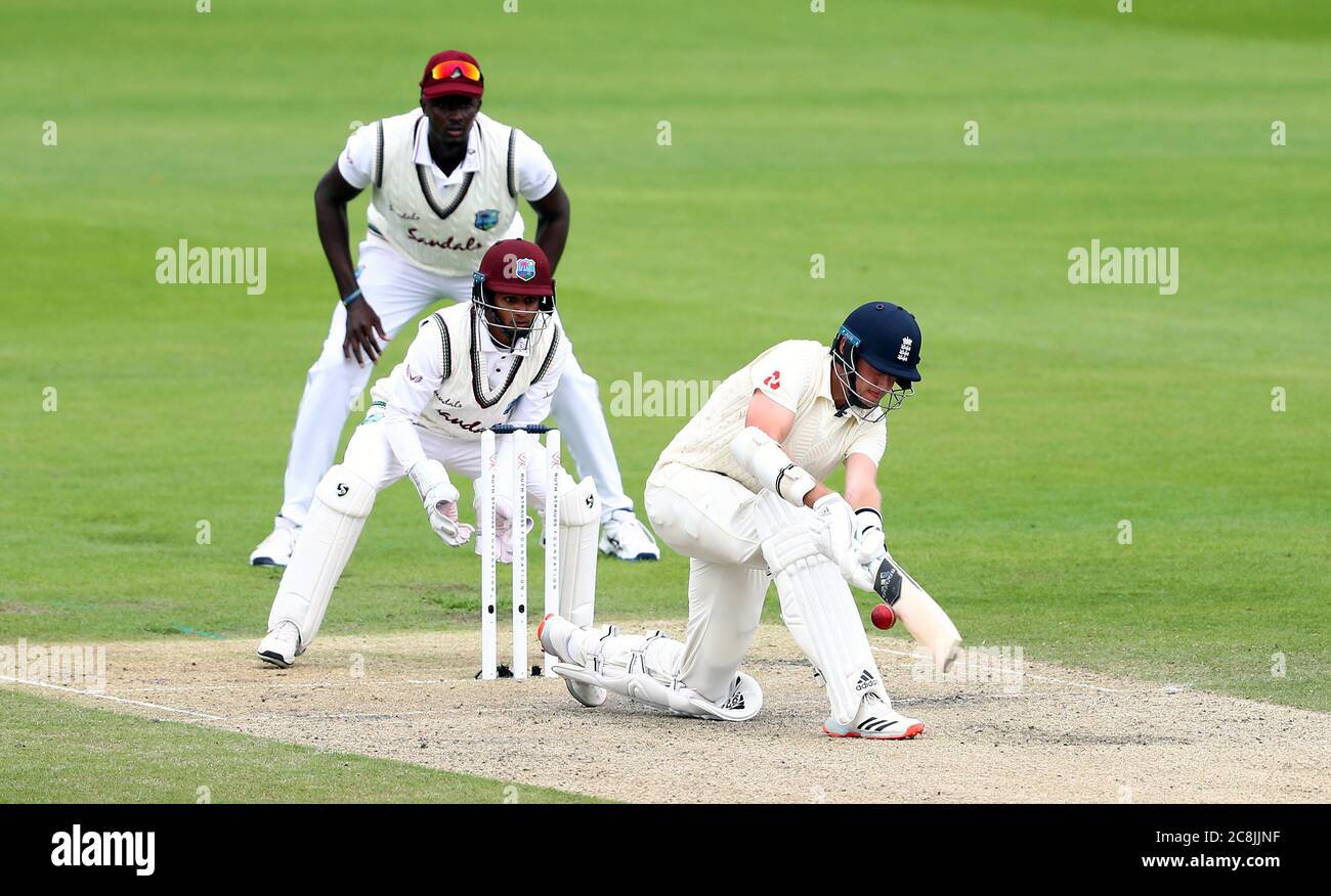 Englands Stuart Broad hat am zweiten Tag des dritten Tests im Emirates Old Trafford, Manchester, geschlagen. Stockfoto