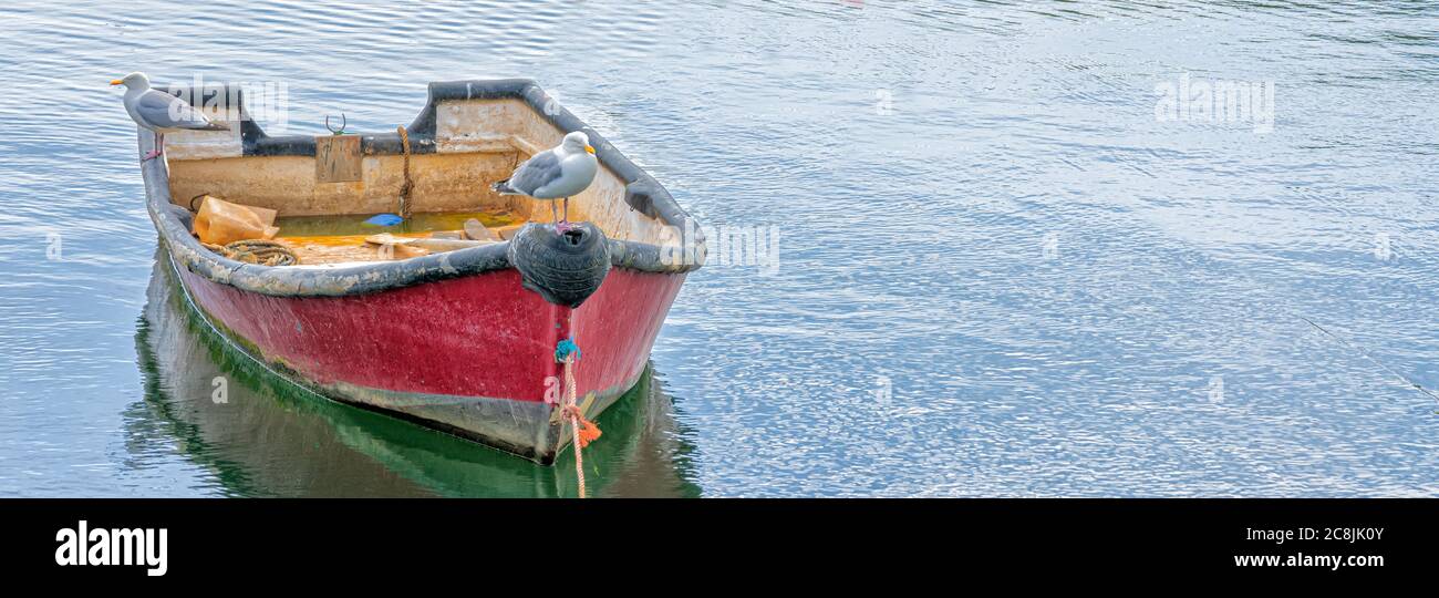 Ruderboot im Hafen, England, festgemacht Stockfoto