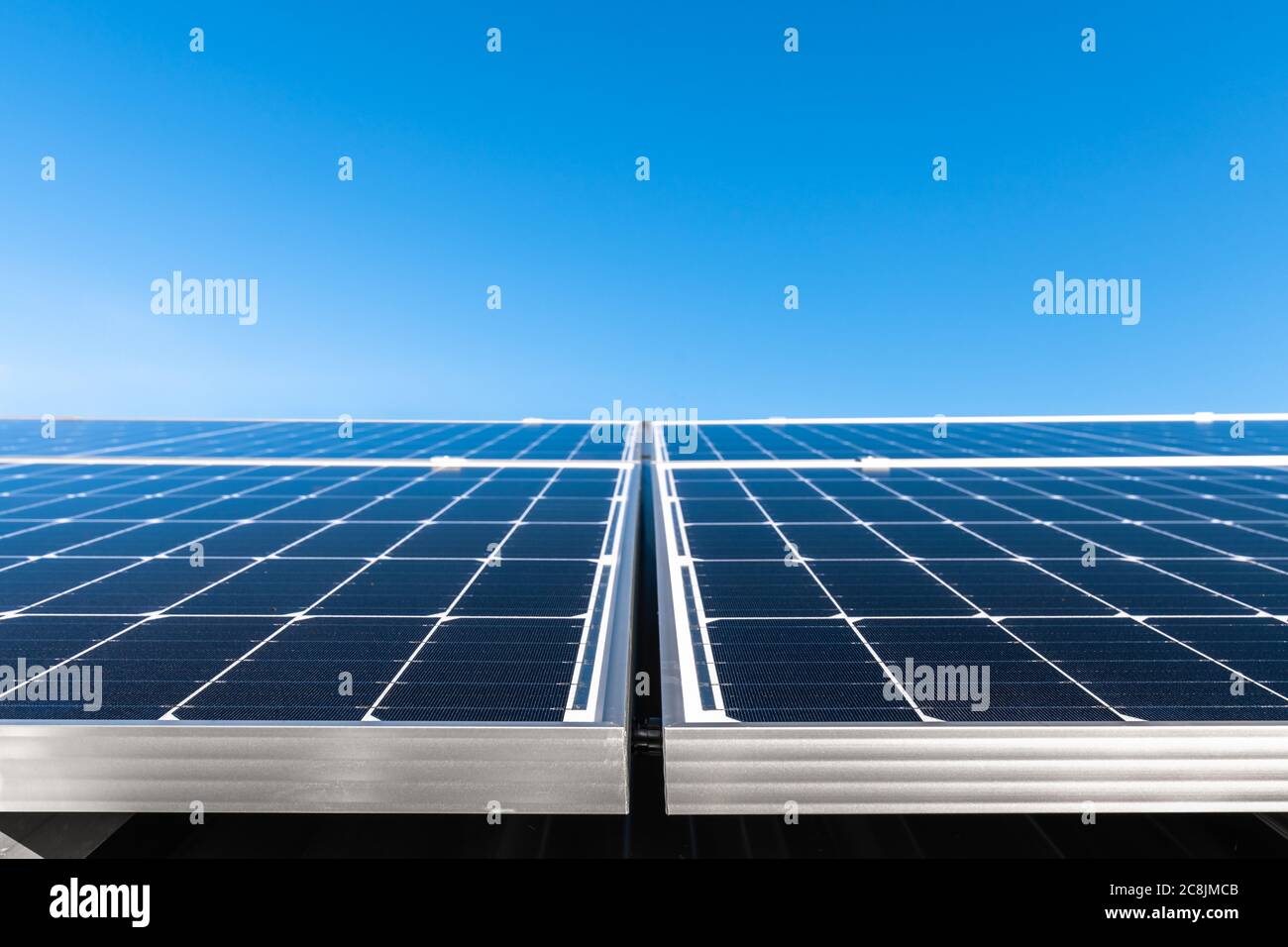 Brandneue Solarmodule, die gerade auf dem Hausdach in Südaustralien installiert wurden Stockfoto