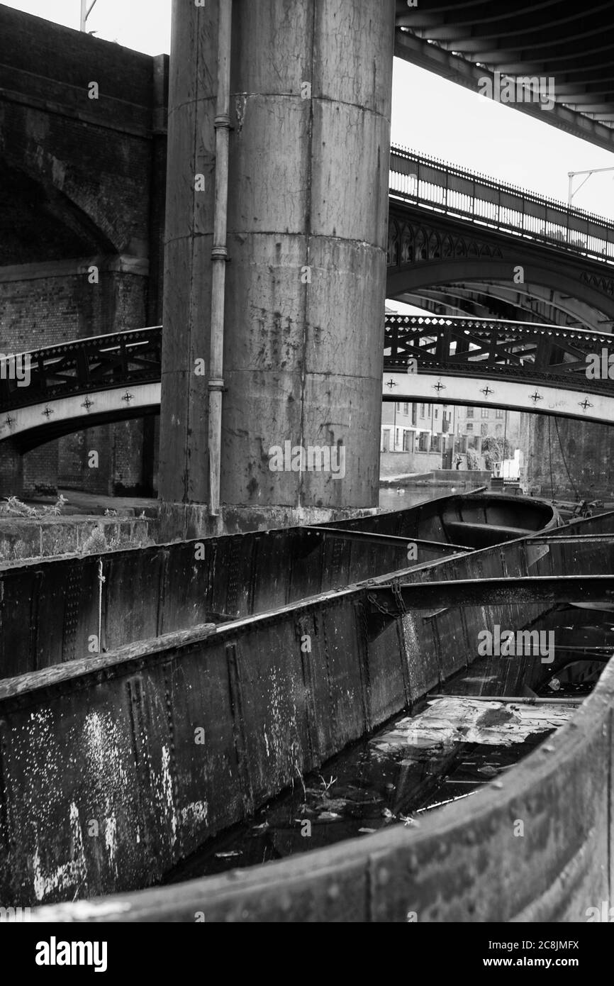 Verkommen Barges, Bridgewater Canal Basin, Castlefield, Manchester, England, Großbritannien. Schwarz-Weiß-Version Stockfoto