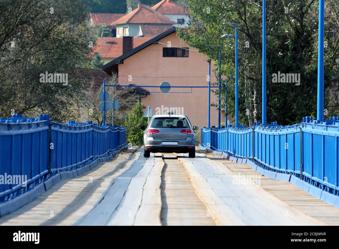 Auto Überquerung teilweise renoviert gewellt alte Holzbrücke mit neuen blauen Metallrahmen auf jeder Seite und starke Unterstützung Stockfoto