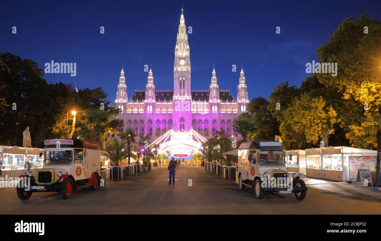 Nachtansicht des Wiener Rathausplatzes, wo der Wanderzirkus für Aufführungen in Wien, Österreich, untergebracht ist Stockfoto