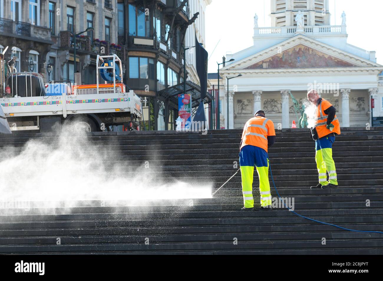 Brüssel Belgien, stadtverwaltung Arbeiter Reinigung der Stufen am Mont des Arts mit einem Hochdruckschlauch Stockfoto