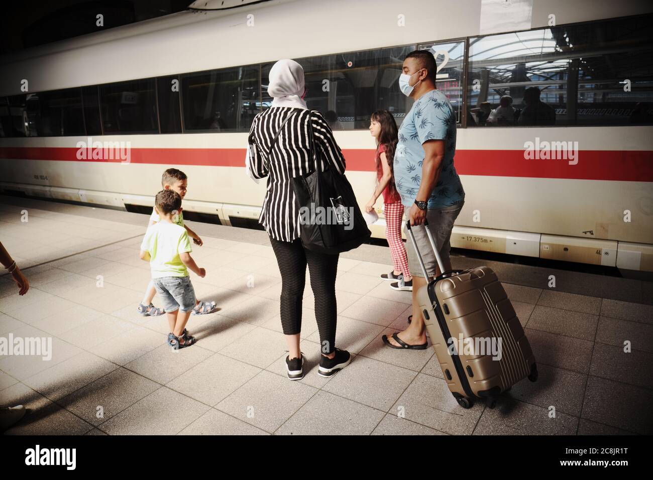 Brüssel, Belgien eine junge muslimische Familie bereitet sich auf den Zug mit Gepäck während der Coronavirus-Krise im Juli 2020 vor Stockfoto