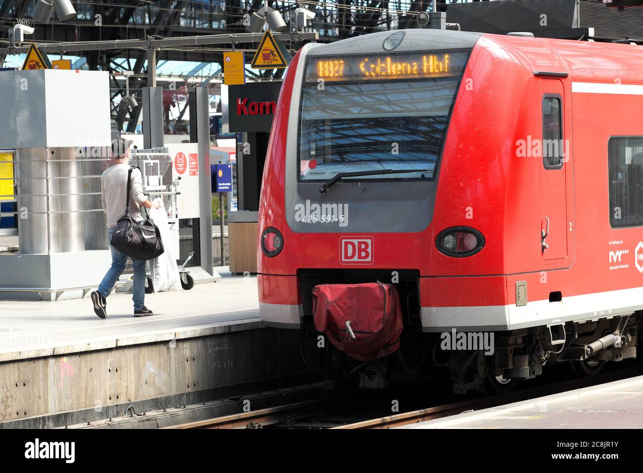 Köln Deutschland Passagier- und DB Regionalzug am Hauptbahnhof Stockfoto